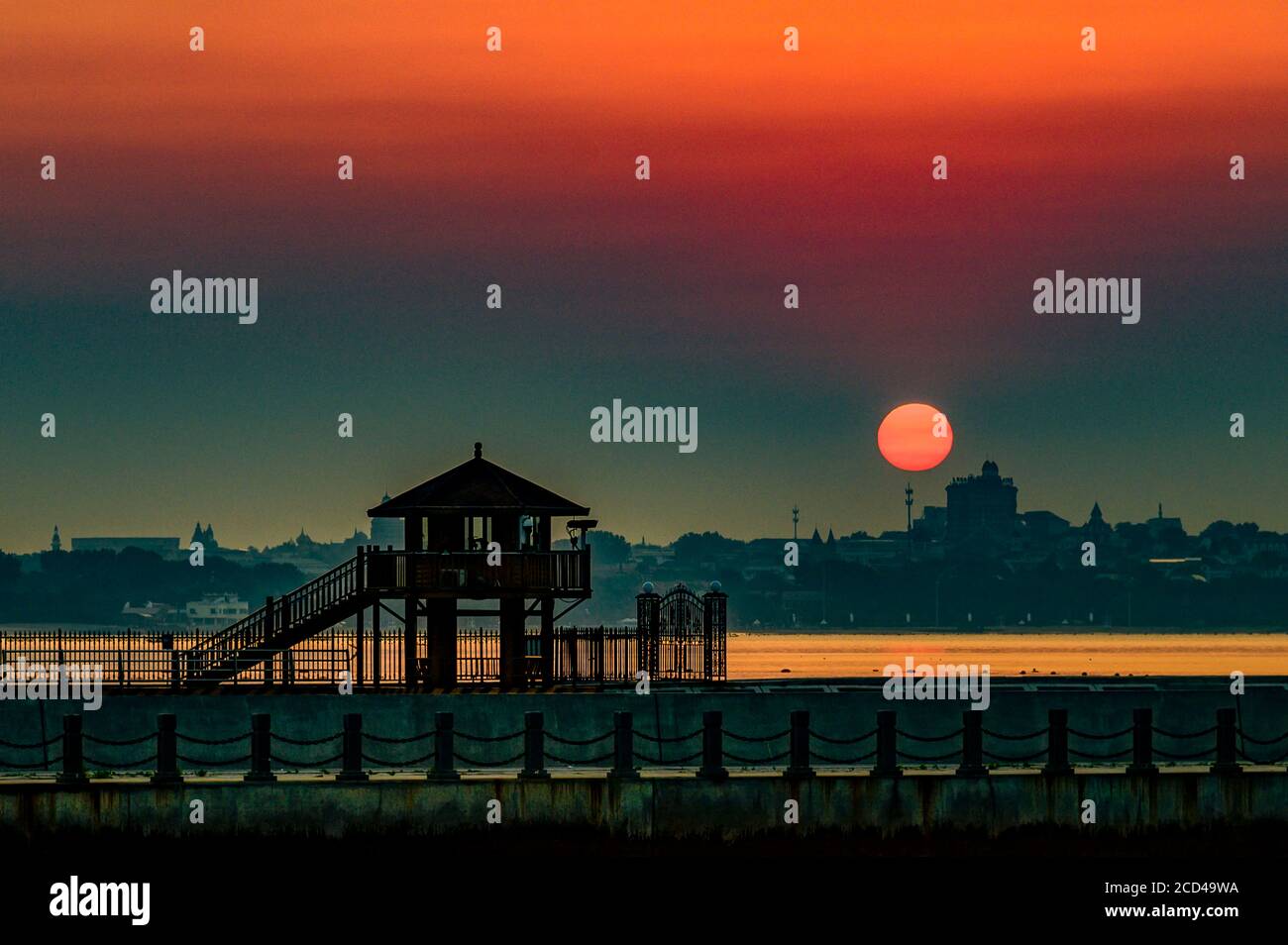 Sonnenaufgang wird am Beidaihe-Fluss in der Stadt Qinghuangdao, der nordchinesischen Provinz Hebei, gefangen genommen, 8. Juli 2020. Stockfoto