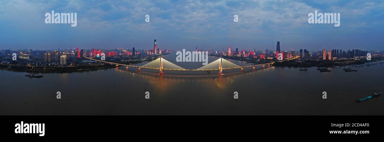 Luftaufnahme der Lichtshow am Fluss Wuhan Yangtze anlässlich des 99. Jahrestages der Gründung der Partei in Wuhan City, Süd-Chin Stockfoto