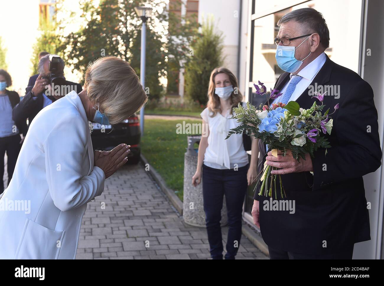 Jihlava, Tschechische Republik. August 2020. Die Gouverneurin von Niederösterreich, Johanna Mikl-Leitner, und der Gouverneur von Vysocina, Jiri Behounek, werden vor dem Treffen der tschechischen Gouverneure mit österreichischen Kollegen am 26. August 2020 in Jihlava, Tschechische Republik, gesehen. Kredit: Lubos Pavlicek/CTK Foto/Alamy Live Nachrichten Stockfoto