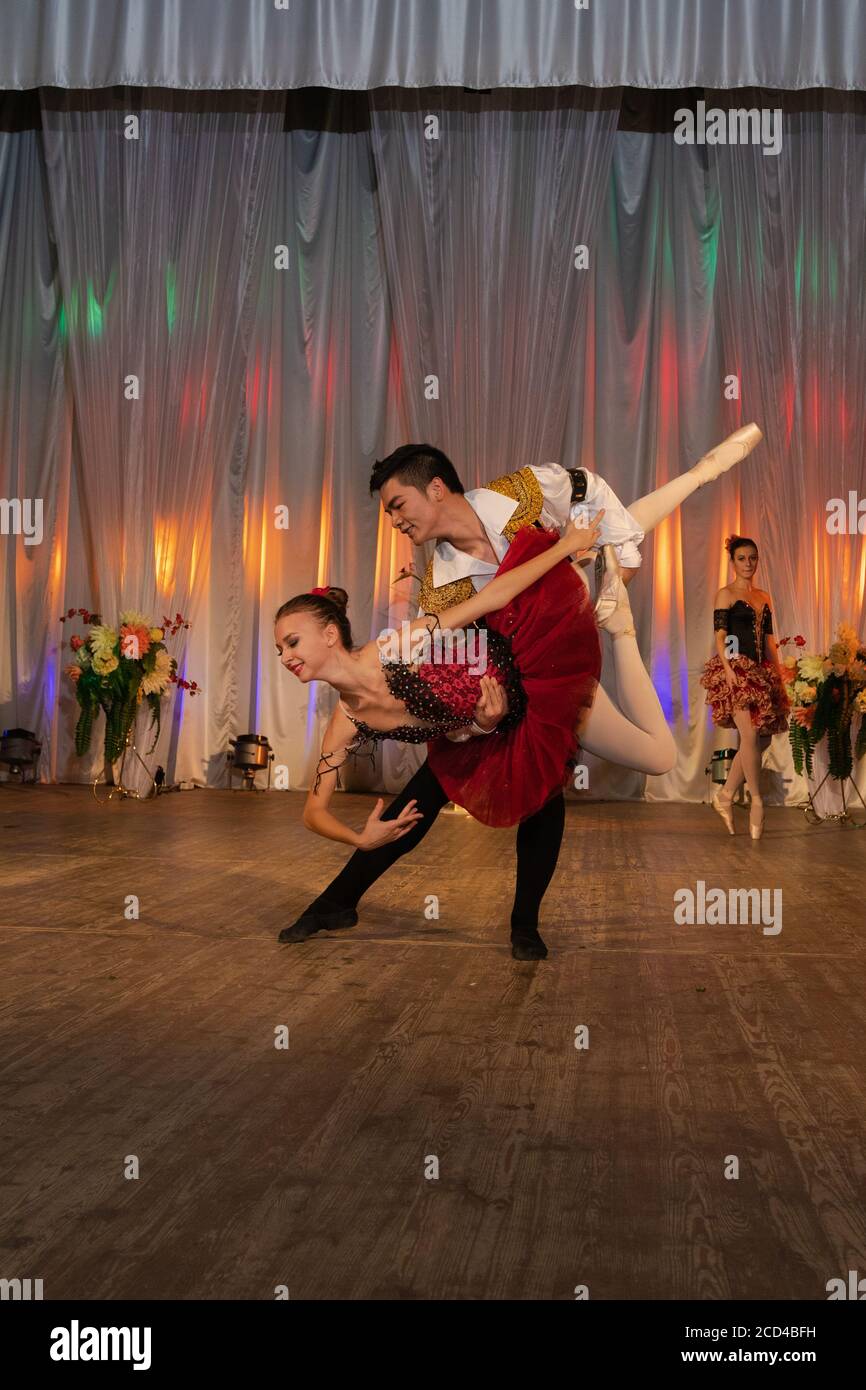 Duett junge Mädchen Ballerina und ein junger Mann tanzen Ballett Performance auf der Bühne in einem Theater Stockfoto