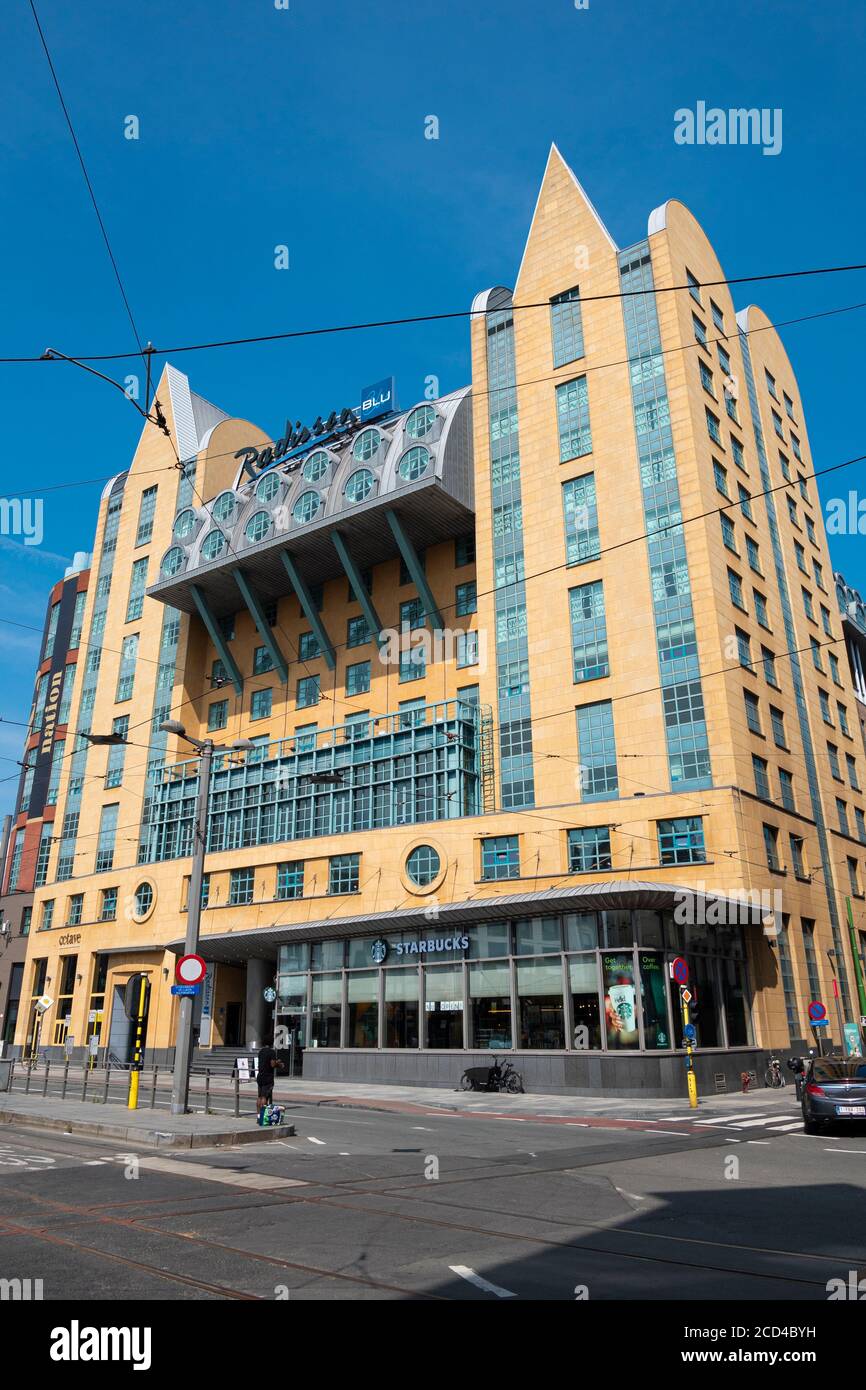 Antwerpen, Belgien, 16. August 2020, das Radisson Blu Astrid Hotel Antwerpen, vertikal aufgenommen Stockfoto