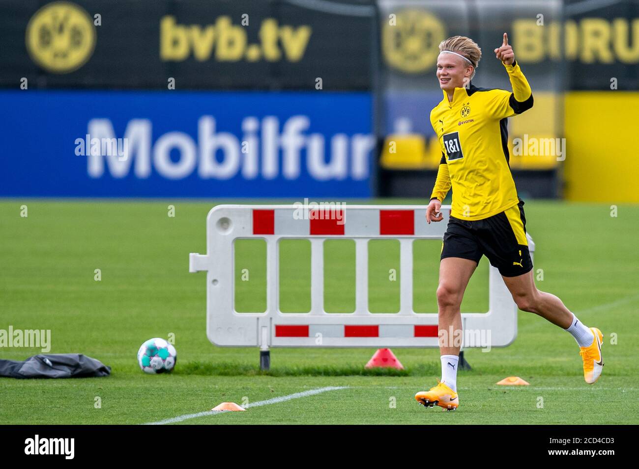 Dortmund, Deutschland. August 2020. Fußball: Bundesliga, Training von Borussia Dortmund auf dem Trainingsgelände. Erling Braut Haaland jubelt nach einem Tor. Kredit: David Inderlied/dpa - WICHTIGER HINWEIS: Gemäß den Bestimmungen der DFL Deutsche Fußball Liga und des DFB Deutscher Fußball-Bund ist es untersagt, im Stadion und/oder aus dem Spiel aufgenommene Aufnahmen in Form von Sequenzbildern und/oder videoähnlichen Fotoserien zu nutzen oder auszunutzen./dpa/Alamy Live News Stockfoto