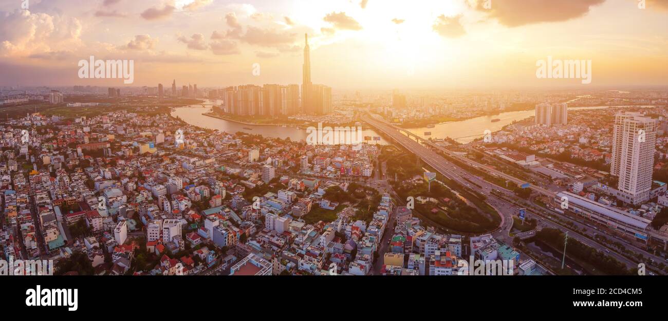 Panorama-Luftaufnahme an Landmark 81 ist ein super hoher Wolkenkratzer im Zentrum Ho Chi Minh City, Vietnam und Saigon Brücke mit Entwicklungsgebäuden, energ Stockfoto