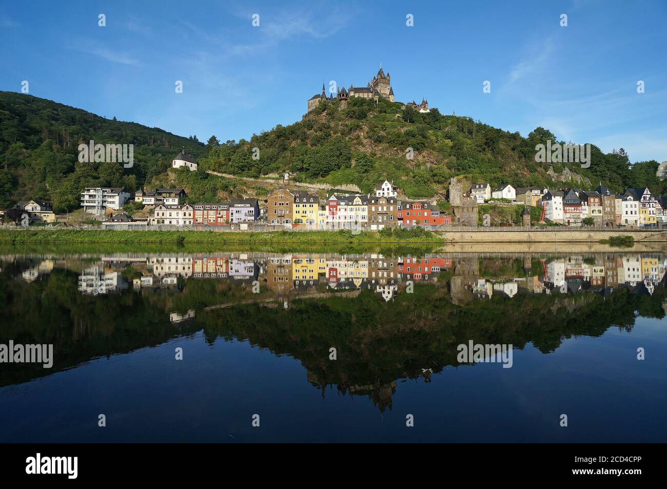 Cochem von der gegenüberliegenden Moselseite aus gesehen Stockfoto