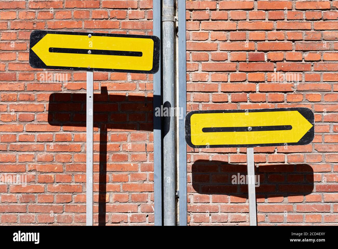 Pfeilschilder in entgegengesetzte Richtungen Stockfoto