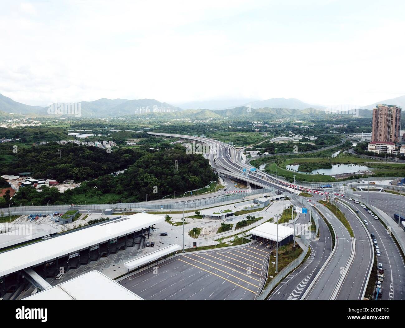 Hongkong. August 2020. Luftaufnahme vom 26. August 2020 zeigt den Liantang Port/Heung Yuen Wai Boundary Control Point an der Grenze Hongkong-Shenzhen in Südchina. Mit einem neuen Kontrollpunkt, der Shenzhen am Mittwoch verbindet, wird Hongkong in der Lage sein, mehr Möglichkeiten in den enormen Märkten der Guangdong-Hong Kong-Macao Greater Bay Area zu erschließen.der Liantang Port/Heung Yuen Wai Boundary Control Point hat am Mittwoch die Eröffnung für Lastenwagen begonnen. Quelle: Li Gang/Xinhua/Alamy Live News Stockfoto