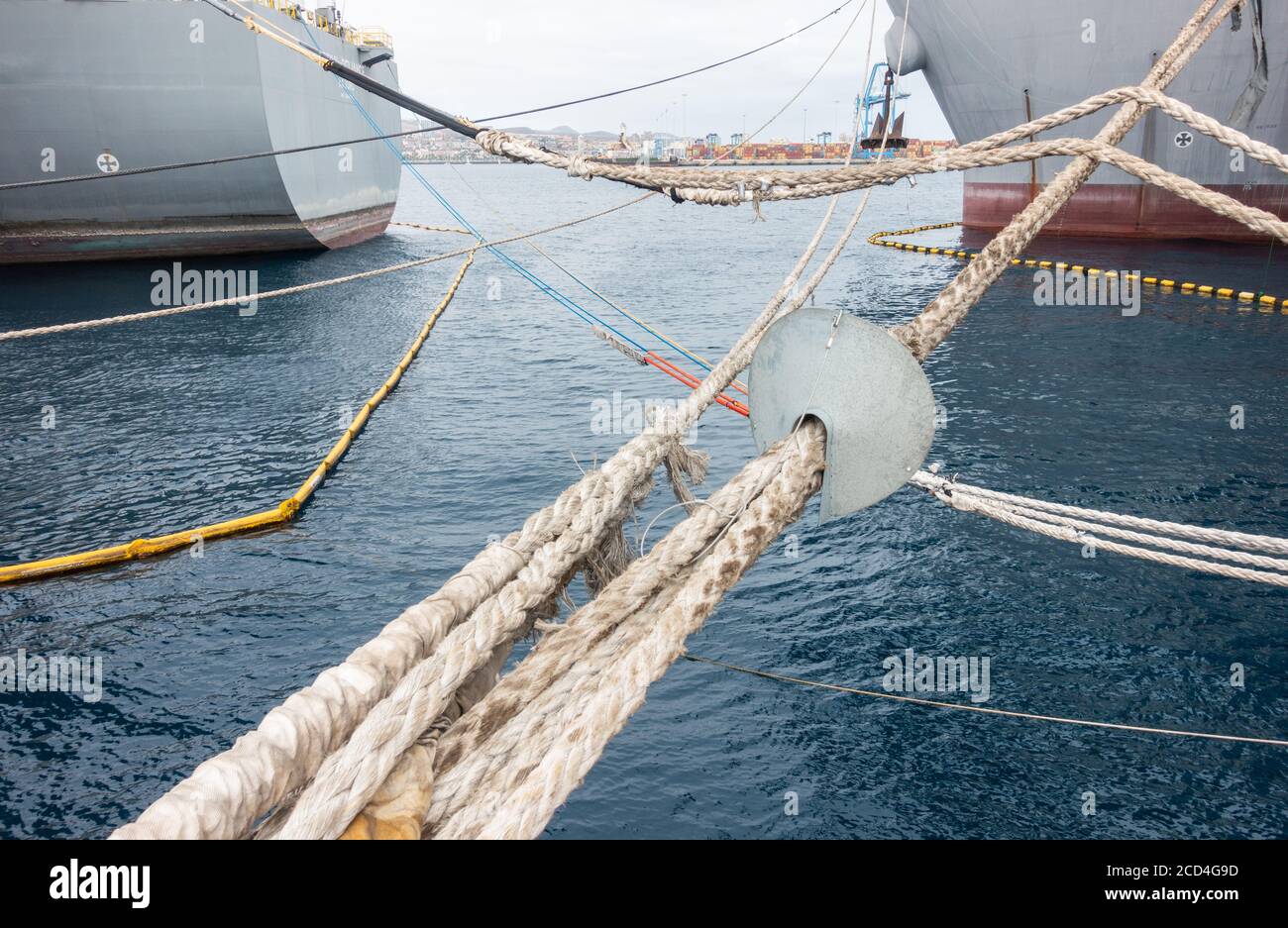 Rattenwachen auf Schiff Festmacherseil, um Ratten bekommen zu verhindern An Bord Stockfoto