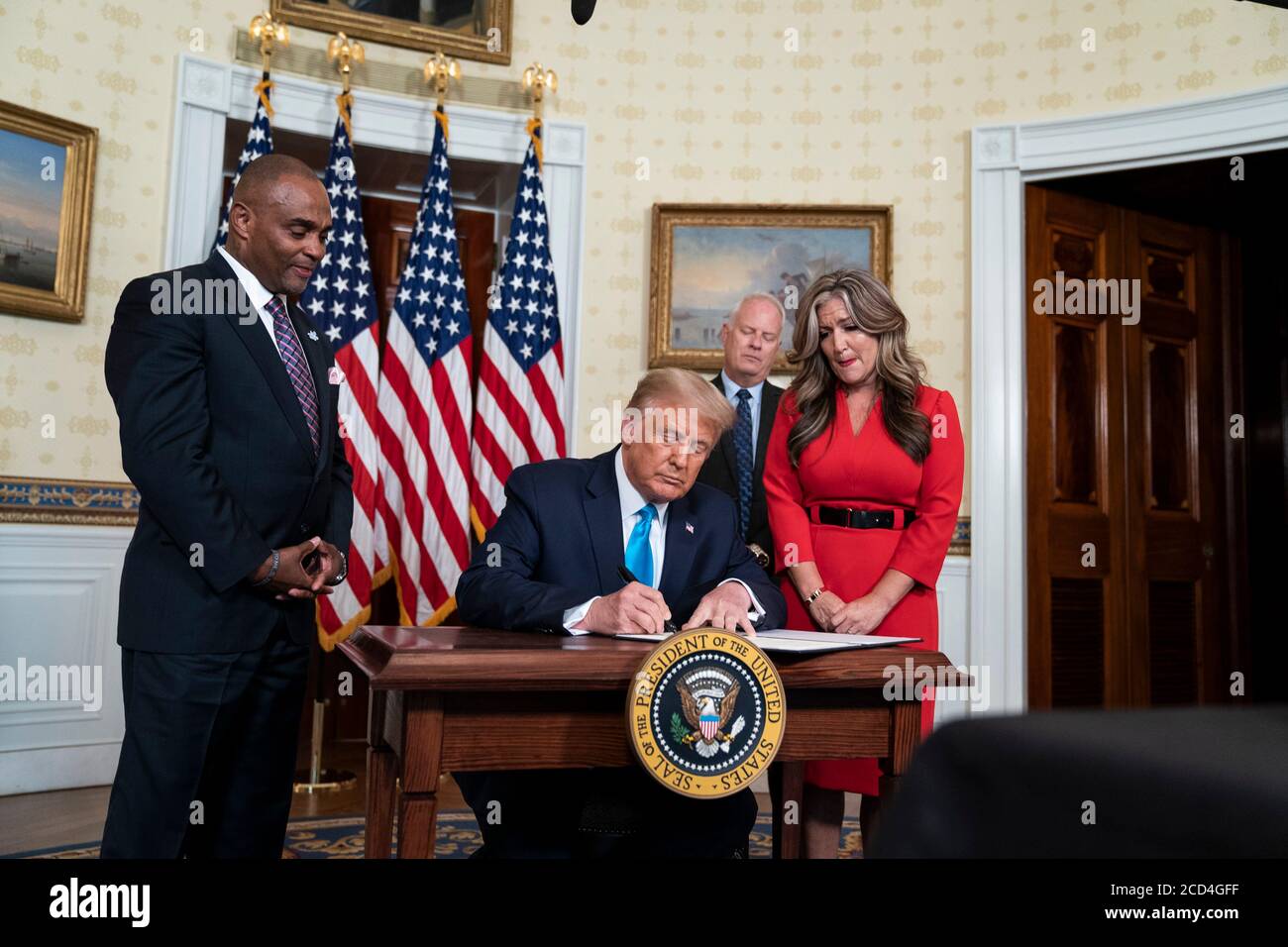 Washington, Vereinigte Staaten Von Amerika. August 2020. Washington, Vereinigte Staaten von Amerika. 25. August 2020. US-Präsident Donald Trump, zusammen mit Ex-Sträfling und Hope for Prisoners CEO Jon Ponder, Left, seine Frau Jamie, und FBI-Agent Richard Beasley, unterzeichnet eine Begnadigung für erwägen im Blue Room des Weißen Hauses 25. August 2020 in Washington, DC. Kredit: Joyce N. Boghosian/Weißes Haus Foto/Alamy Live Nachrichten Stockfoto