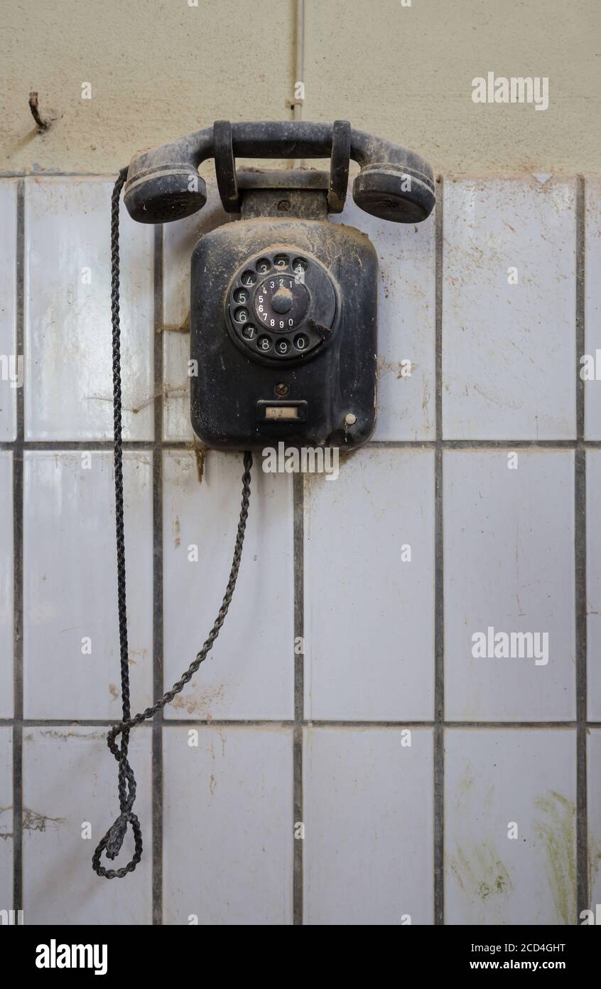 Altes Telefon in einer alten Fabrik Stockfoto