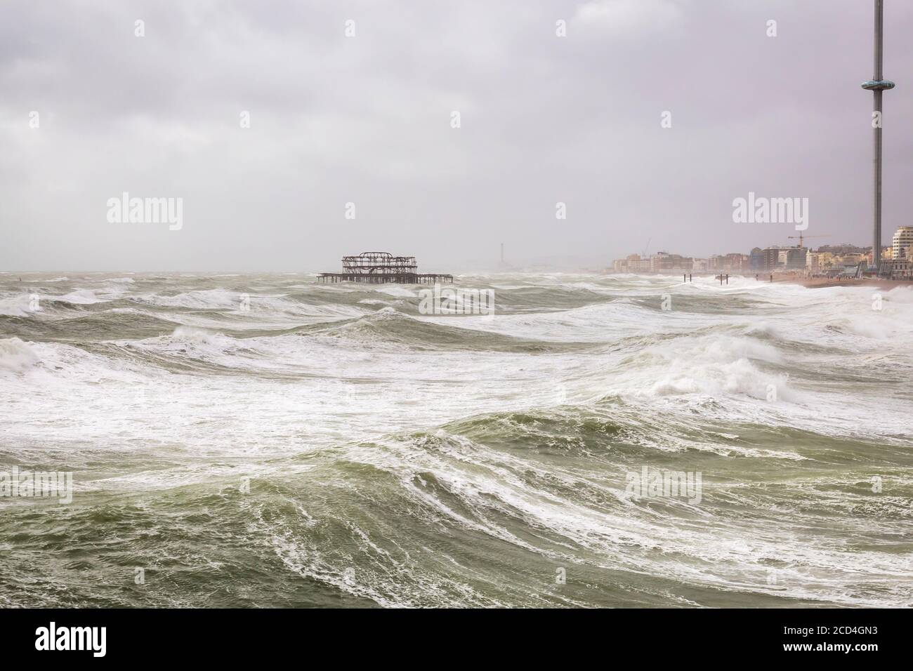 Sturm bricht am Brighton Strand Stockfoto