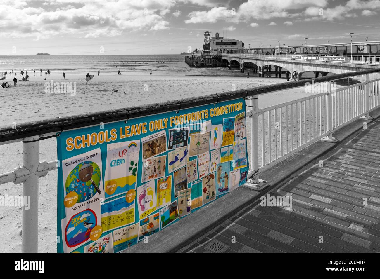 Schulen lassen nur Fußabdrücke Wettbewerb Einträge auf dem Display in Bournemouth, Dorset UK im August Stockfoto