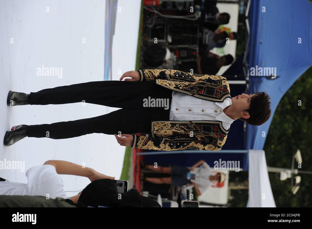 Der chinesische Singer-Songwriter, Fernsehmoderator und Schauspieler Roy Wang, auch bekannt als Wang Yuan, nimmt an den chinesischen Top Ten Music Awards Teil, einem Musikpreis, der gefunden wurde Stockfoto