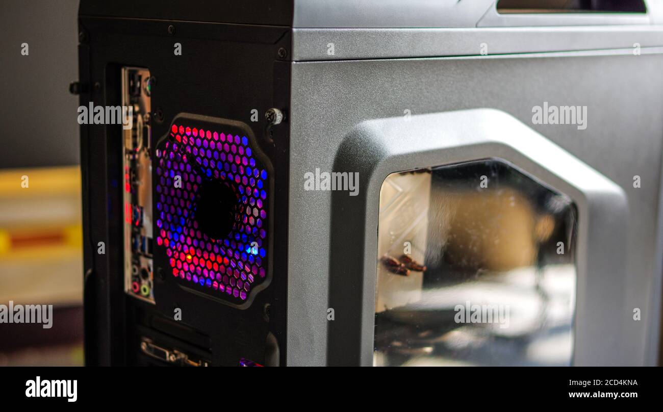 Schwarzes PC-Gehäuse für Gaming-Computer mit rgb-Lüfter, transparentem Fenster und Anschlüssen Stockfoto