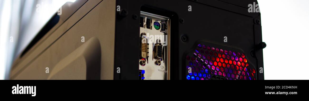 Desktop-Computer schwarzes Gehäuse mit LED-rgb-Lüfter und Anschlüsse für niedrige Sicht Stockfoto