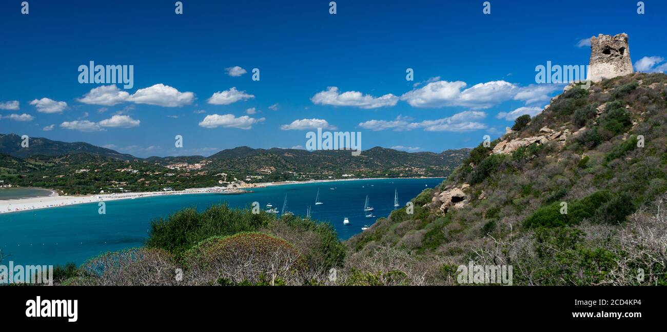 Panoramablick auf eine schöne Bucht mit Yachten, blauem Wasser und altem Turm. Porto Giunco Bucht vom alten Porto Giunco Turm. Sardina, Italien Stockfoto