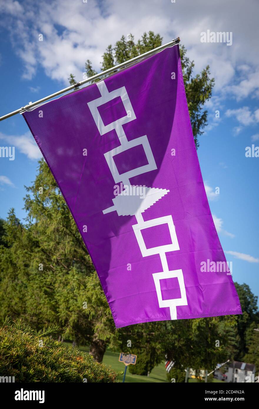 Fonda, New York: Die Flagge der Irokesen fliegt vor einem Irokesen-Museum. Das Design steht für die Konföderation von fünf Stämmen, angeführt von den Mohawk. Stockfoto