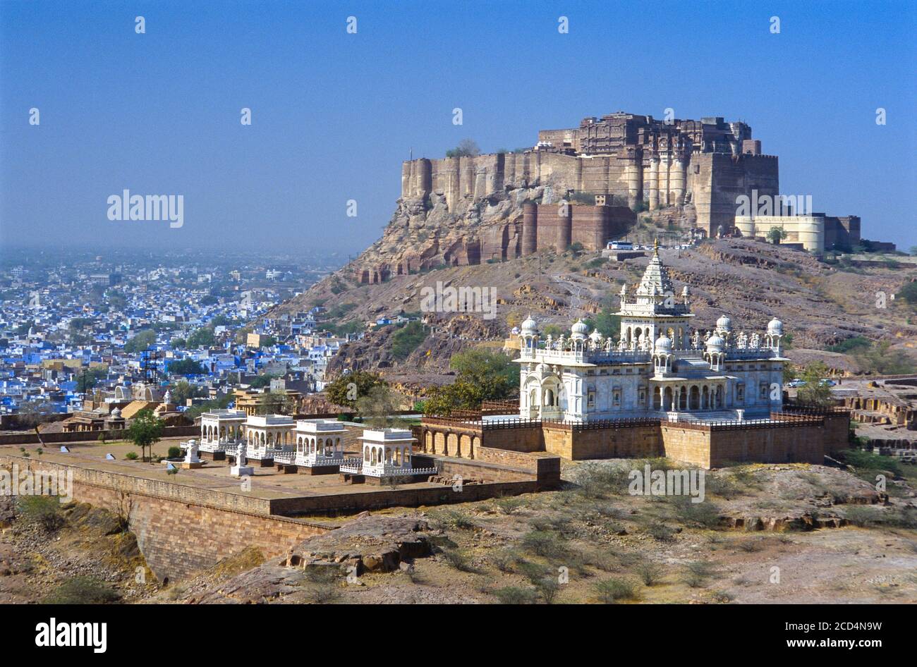 Mehrangarh Fort mit Jaswant Thada weißen Marmor cenotaph, Jodhpur, Rajasthan, Indien Stockfoto