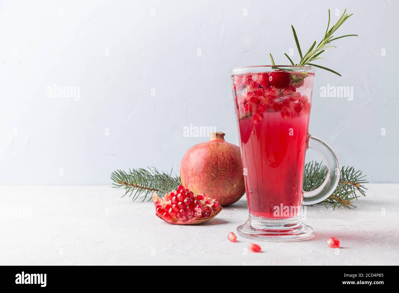 Granatapfel Weihnachtscocktail mit Rosmarin, Champagner, Club Soda. Stockfoto