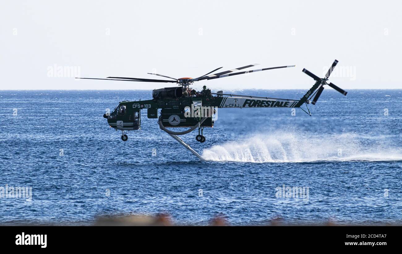 Waldbrandbekämpfung. Hubschrauber S64 bei der Arbeit. Kalabrien, Italien. 2020. Stockfoto