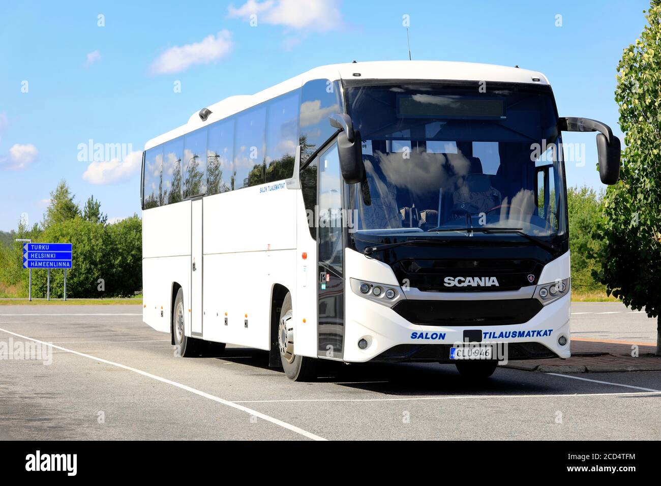 Weißer Scania Interlink Bus von Salon Tilausmatkat geparkt auf Asphalt Hof an einem sonnigen Tag im Sommer. Forssa, Finnland. 21. August 2020. Stockfoto
