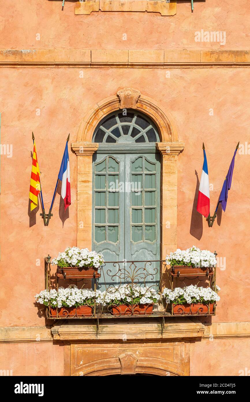 Das Hotel de Ville in Place de la Mairie, Roussillon, Provence, Frankreich Stockfoto