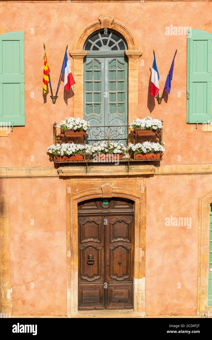 Das Hotel de Ville in Place de la Mairie, Roussillon, Provence, Frankreich Stockfoto