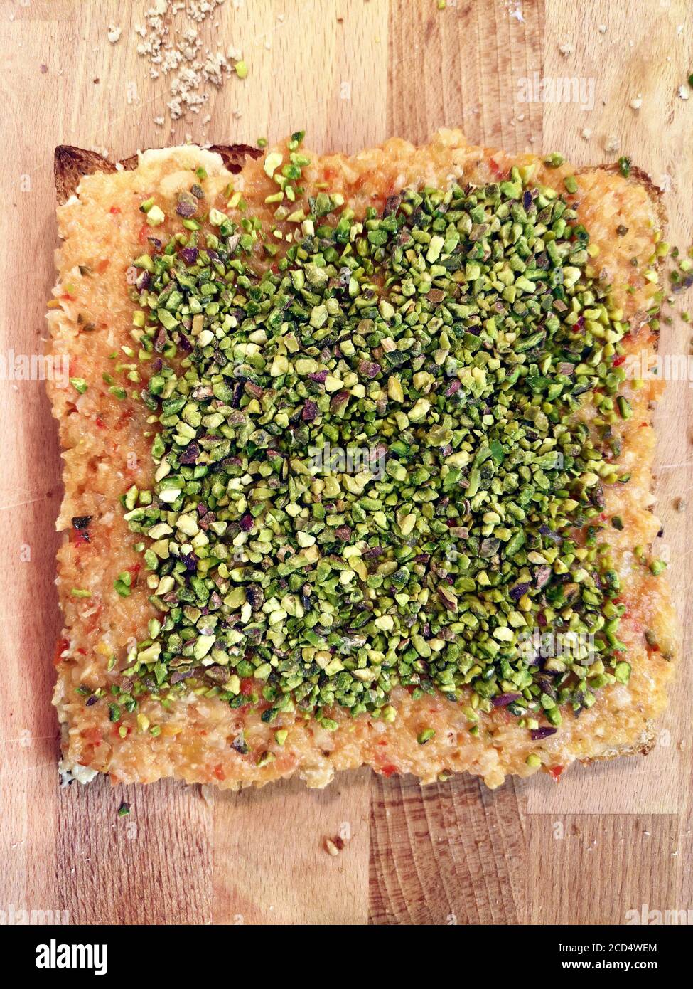 Vegane Lebensmittel Buchweizenbrot mit Humus Bio-Gemüse und Pistazien, Stockfoto