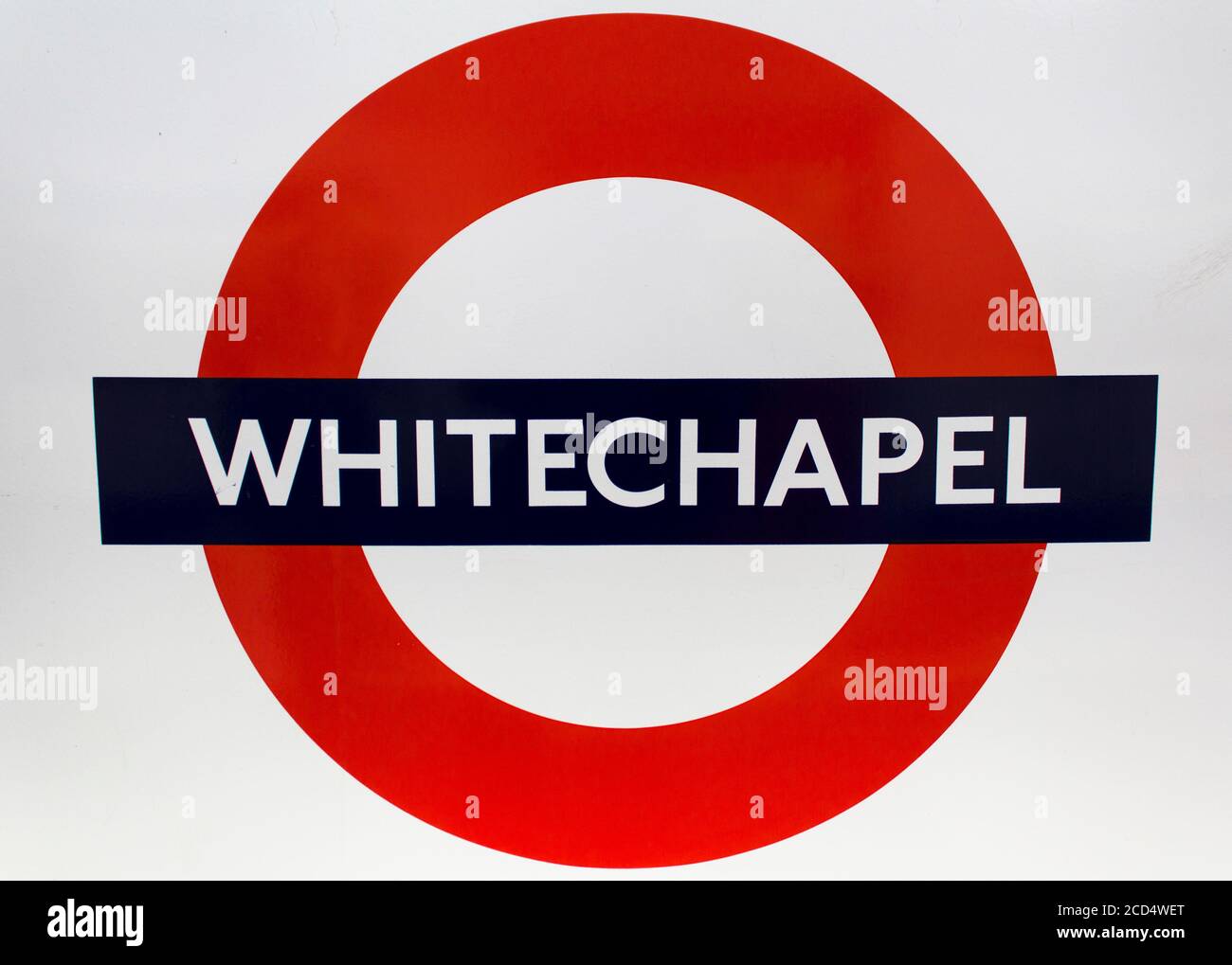Schild der Londoner U-Bahn zur Whitechapel-Haltestelle. Stockfoto