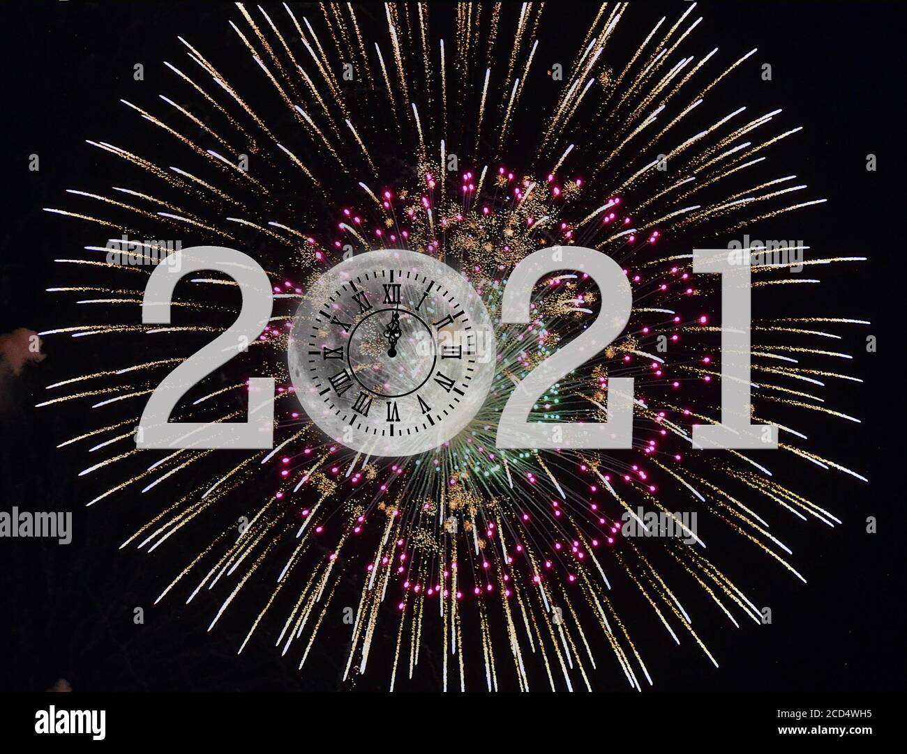 Vollmonduhr mit Mitternachtszeit für Neujahr 2021 Auf Feuerwerkskörper Hintergrund Stockfoto