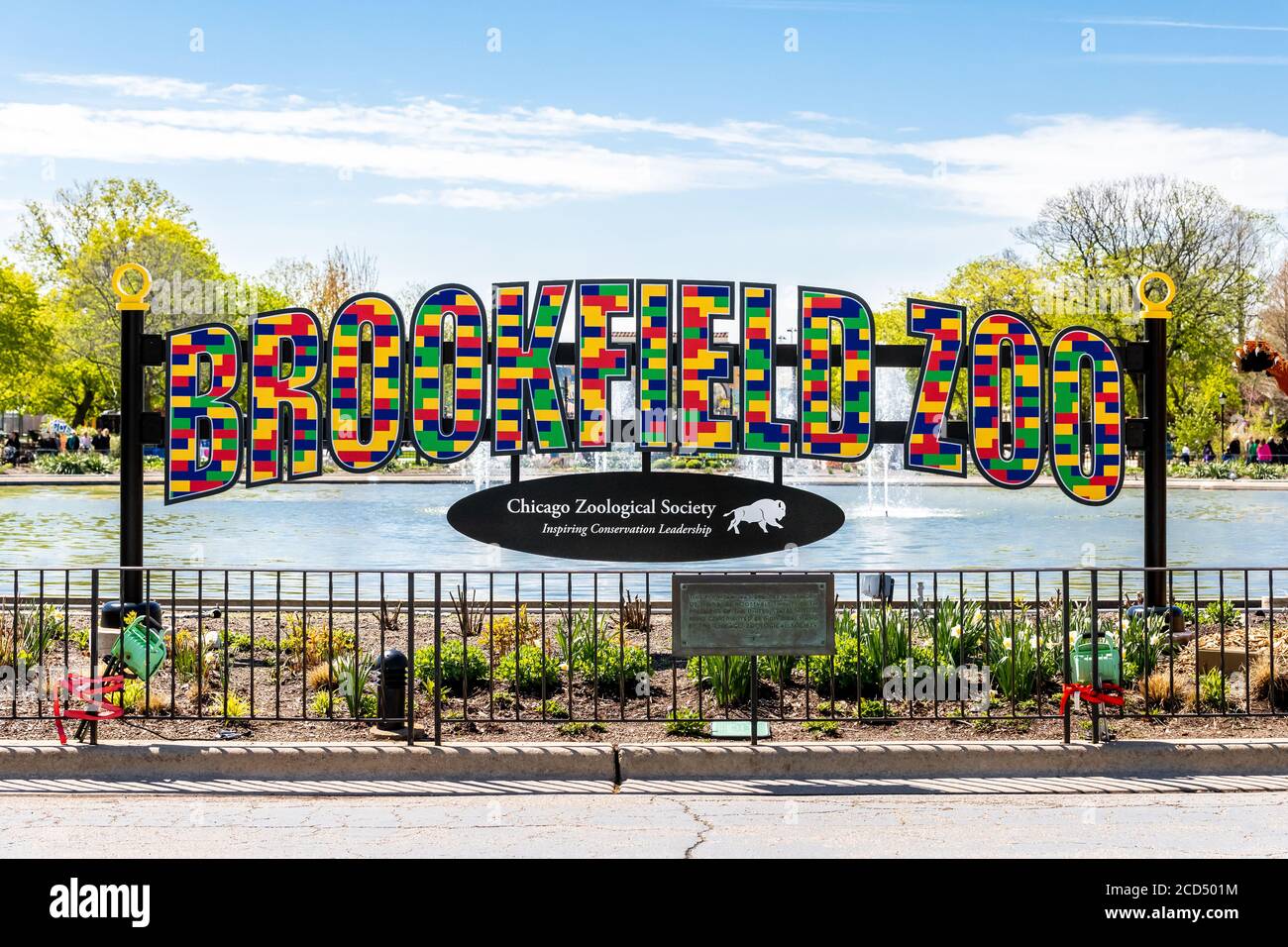 Brookfield Zoo Schild vor ihrem Roosevelt Fountain. Der Zoo beherbergt über 2300 Tiere und über 450 verschiedene Arten. Stockfoto