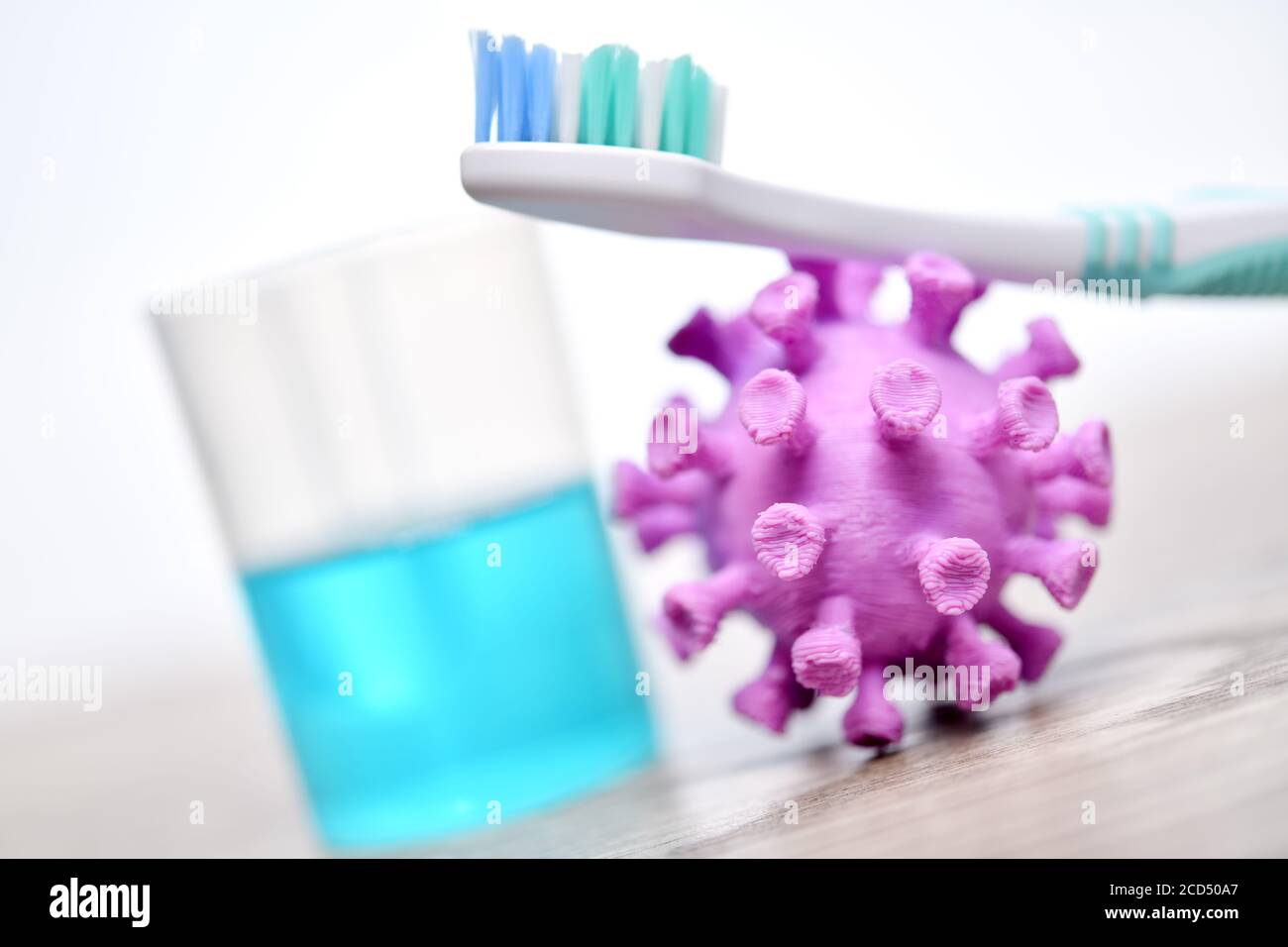 Coronavirus Miniatur, Zahnbürste und Mundwasser Stockfoto