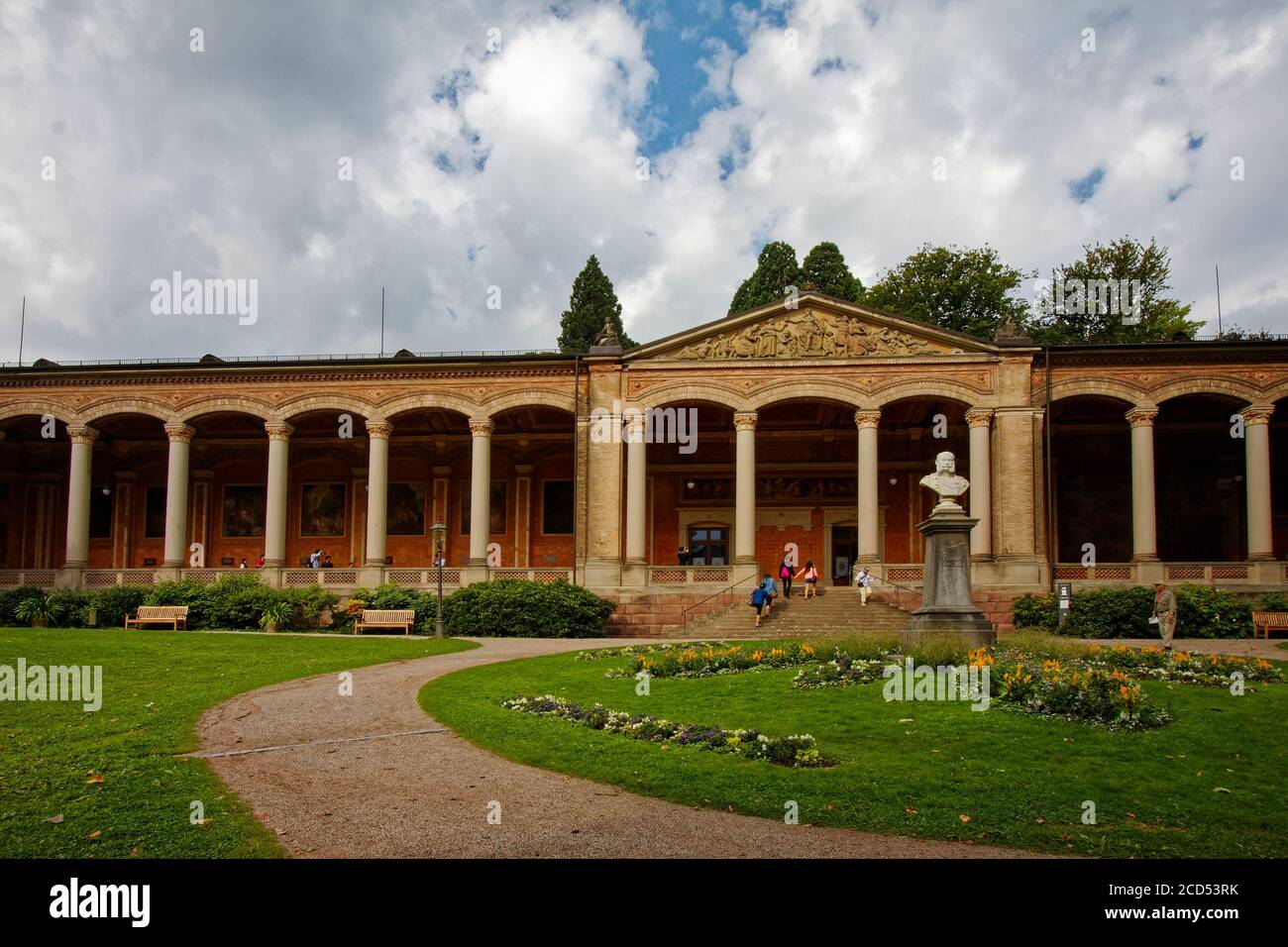 Trinkhalle, 1842, Pumpenraum, Kurhaus Spa, korinthische Säulen, lange Arkaden, Wandmalwände, Blumen, Gras, Europa, Baden Baden; Deutschland Stockfoto