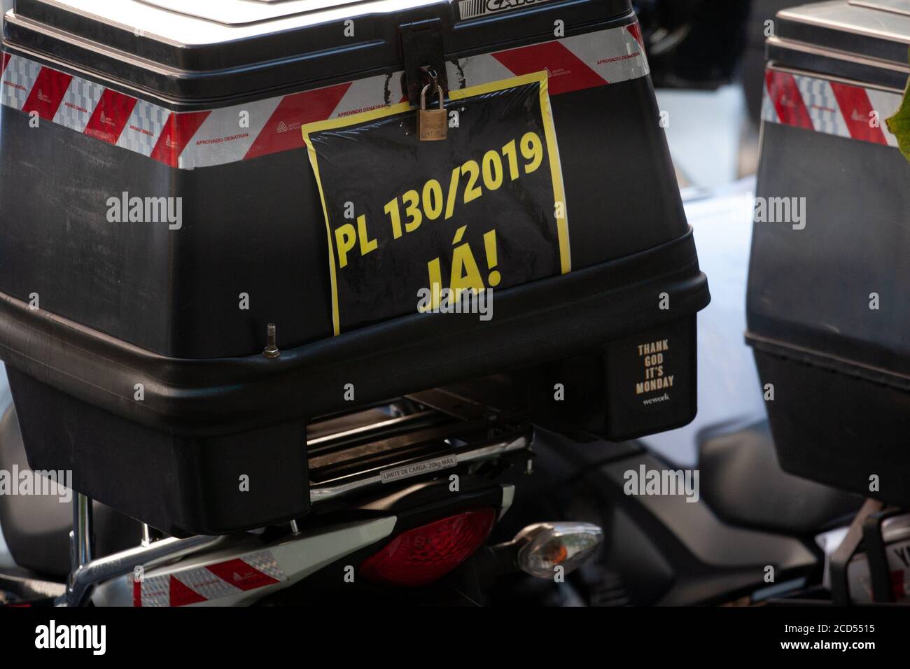 Sao Paulo, Sao Paulo, Brasilien. August 2020. (INT) Delivery APP Motorradfahrer protestieren in Sao Paulo. 26. August 2020, Sao Paulo, Brasilien: Luftaufnahme einer Gruppe von Motorradfahrern von Delivery-Apps wie iFood, Rappi, Uber Eats, Loggi unter anderem, Die protestieren vor dem Stadtrat von Sao Paulo, in der Hauptstadt von Sao Paulo und fordern eine Änderung zu PL 130/19, ein neues Gesetz, das ein rotes Zeichen für Fahrer, die den Dienst in Sao Paulo. Laut Kurierdiensten schafft das Gesetz nur Bürokratisierung im Dienstleistungssektor. Kredit: Leco Viana/thenews2 Gutschrift: Leco Viana/TheNEWS2/ZUMA Wire/Alamy Live Nachrichten Stockfoto