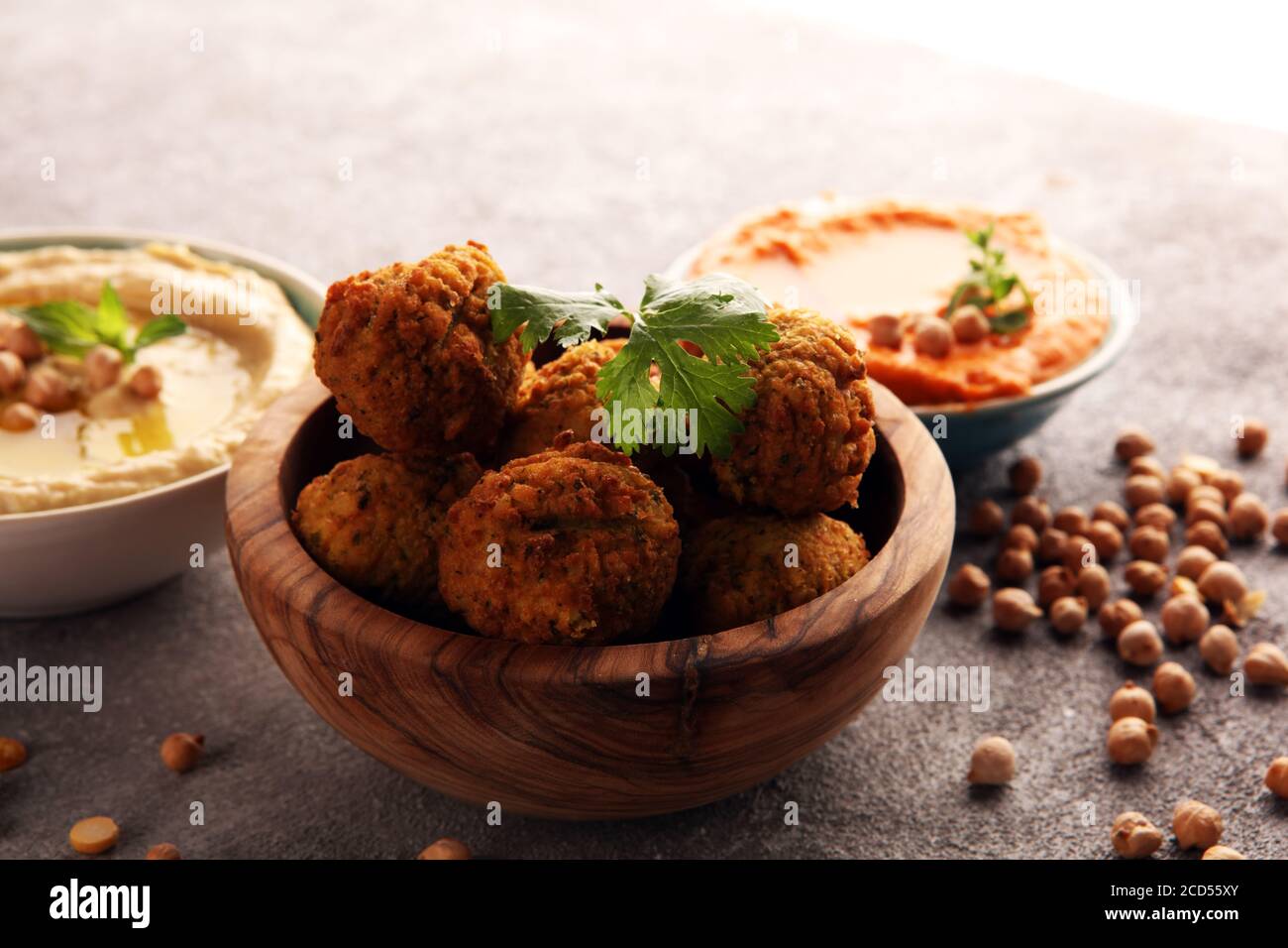 Traditioneller hausgemachter Hummus, Falafel und Kichererbsen im Hintergrund. Jüdische Küche. Stockfoto
