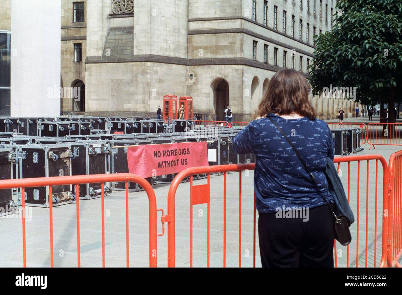 Manchester, Großbritannien - 11. August 2020: Eine Frau, die die Requisiten für "no more Gigs without US" marsch von Event-Arbeitern beobachtet. Stockfoto