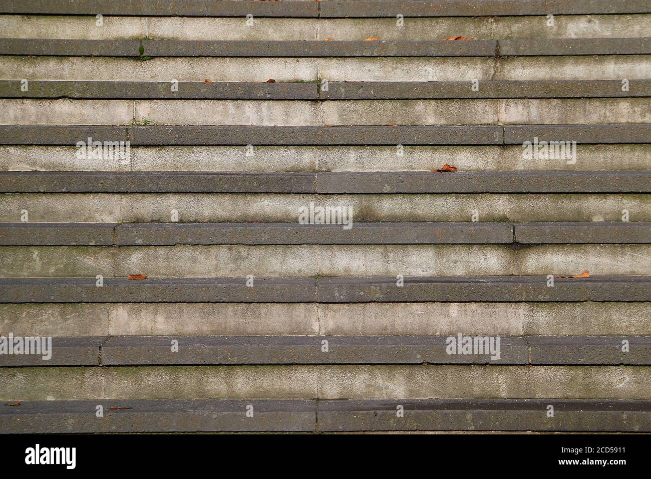 Vorderansicht einer schmutzigen Betontreppe Stockfoto