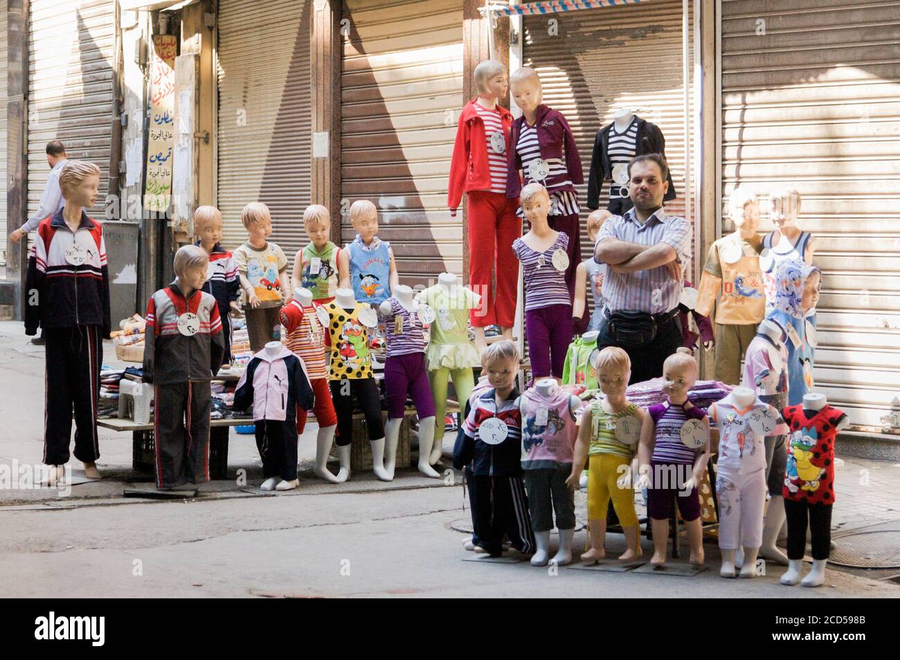 Der Al-Hamidiyah Souk, Damaskus Syrien 04/12/2009 Kinderkleidungsstand Stockfoto