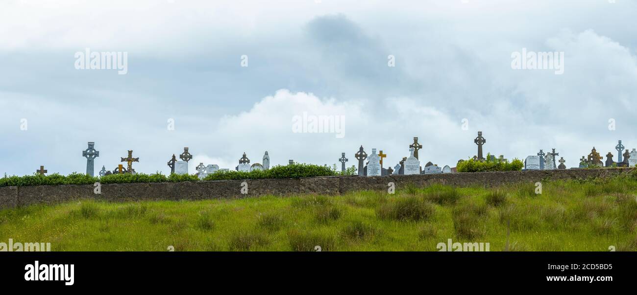 Ansicht des Friedhofs unter bewölktem Himmel, Aghagower, Irland Stockfoto