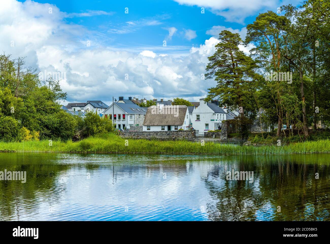Ansicht der Häuser an der Küste, Cong, County Mayo, Irland Stockfoto
