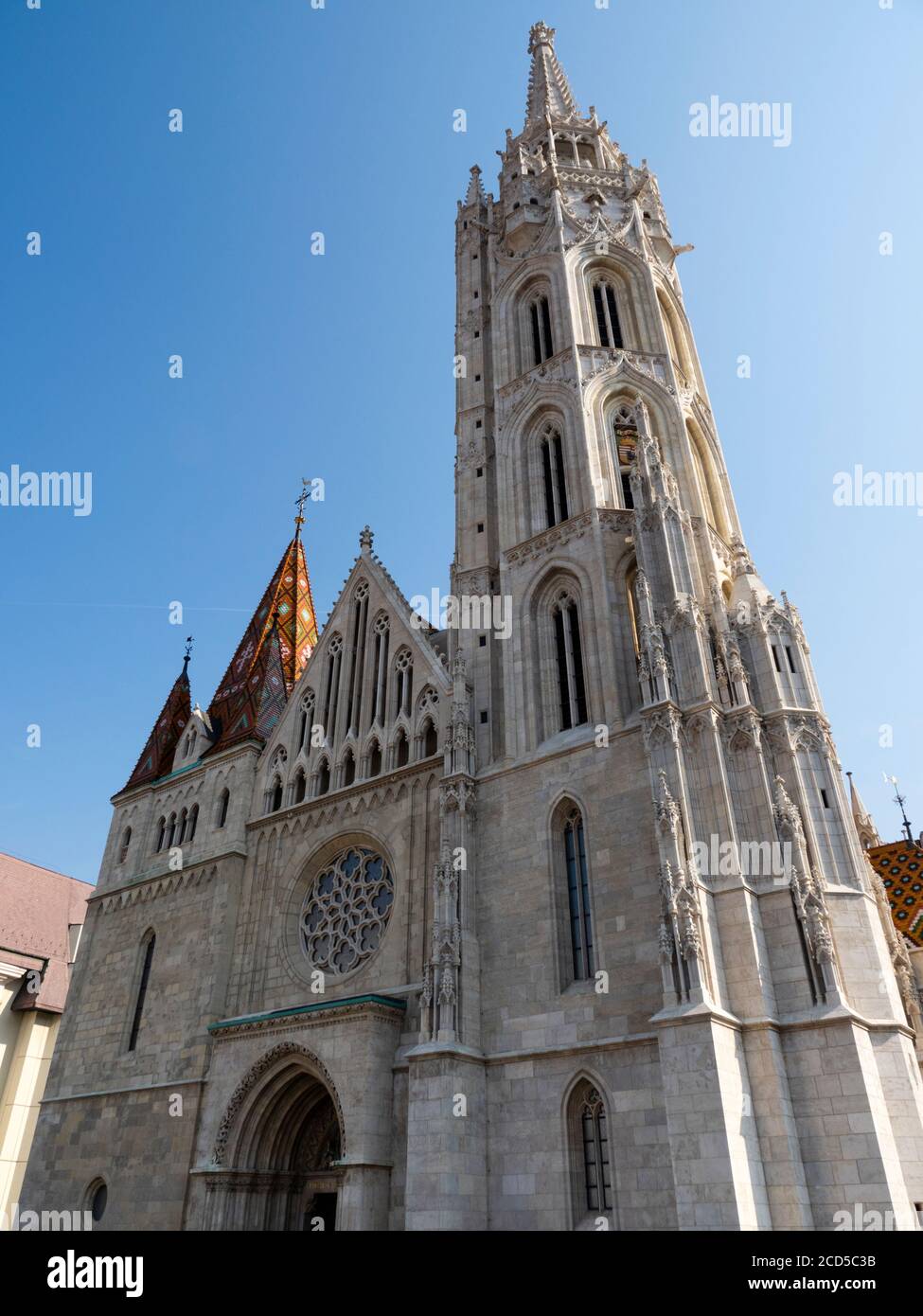 Niedrige Ansicht der Matthias Kirche, Buda, Budapest, Ungarn Stockfoto