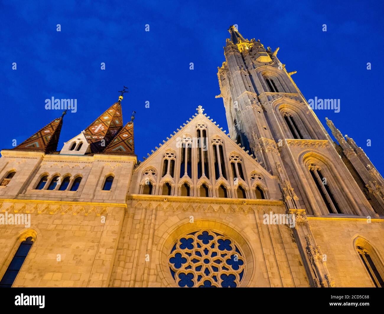 Niedriger Winkel Ansicht der Kirchenfassade, Matthias Kirche, Buda, Budapest, Ungarn Stockfoto