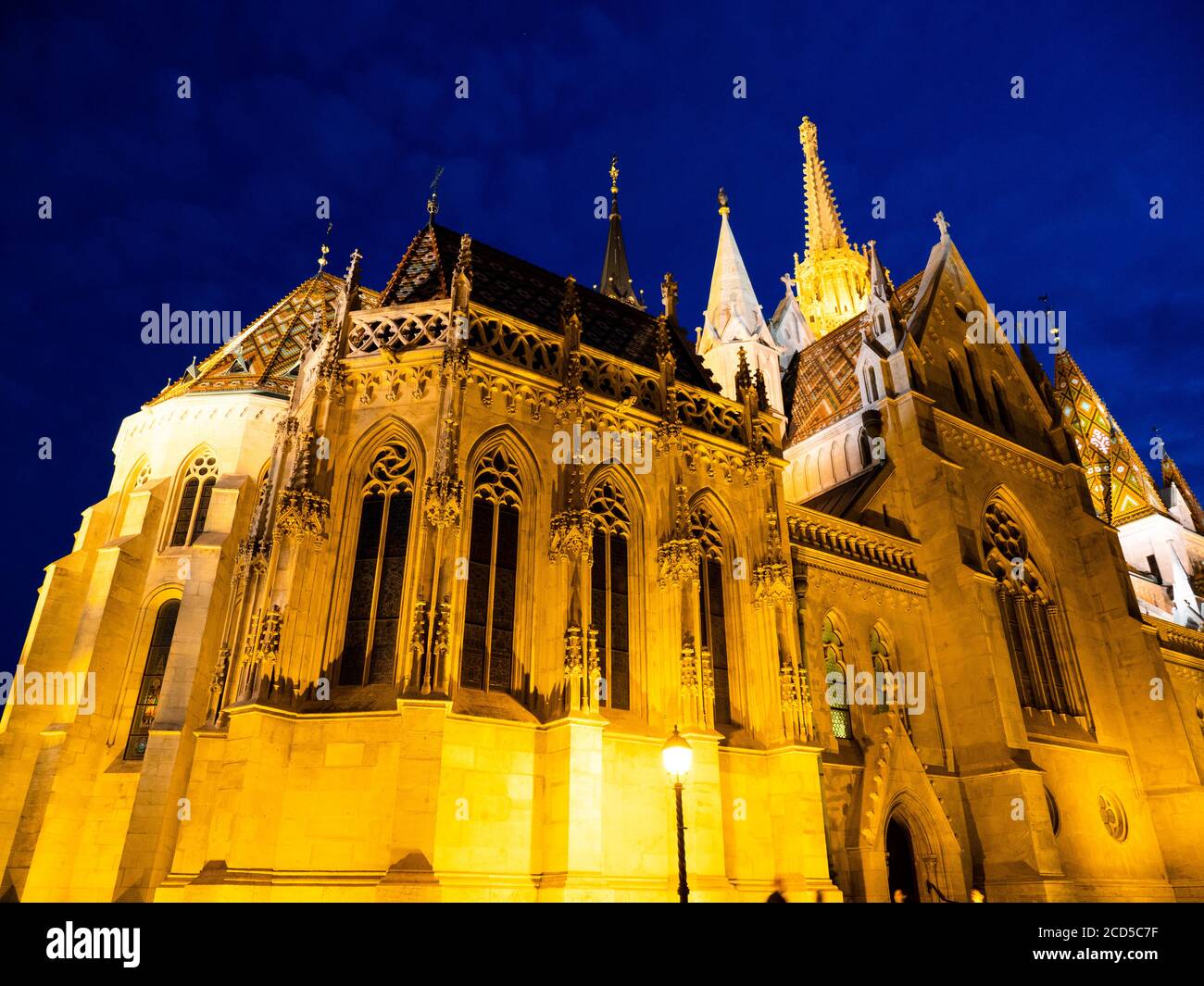 Niedrige Ansicht der Matthias Kirche, Buda, Budapest, Ungarn Stockfoto