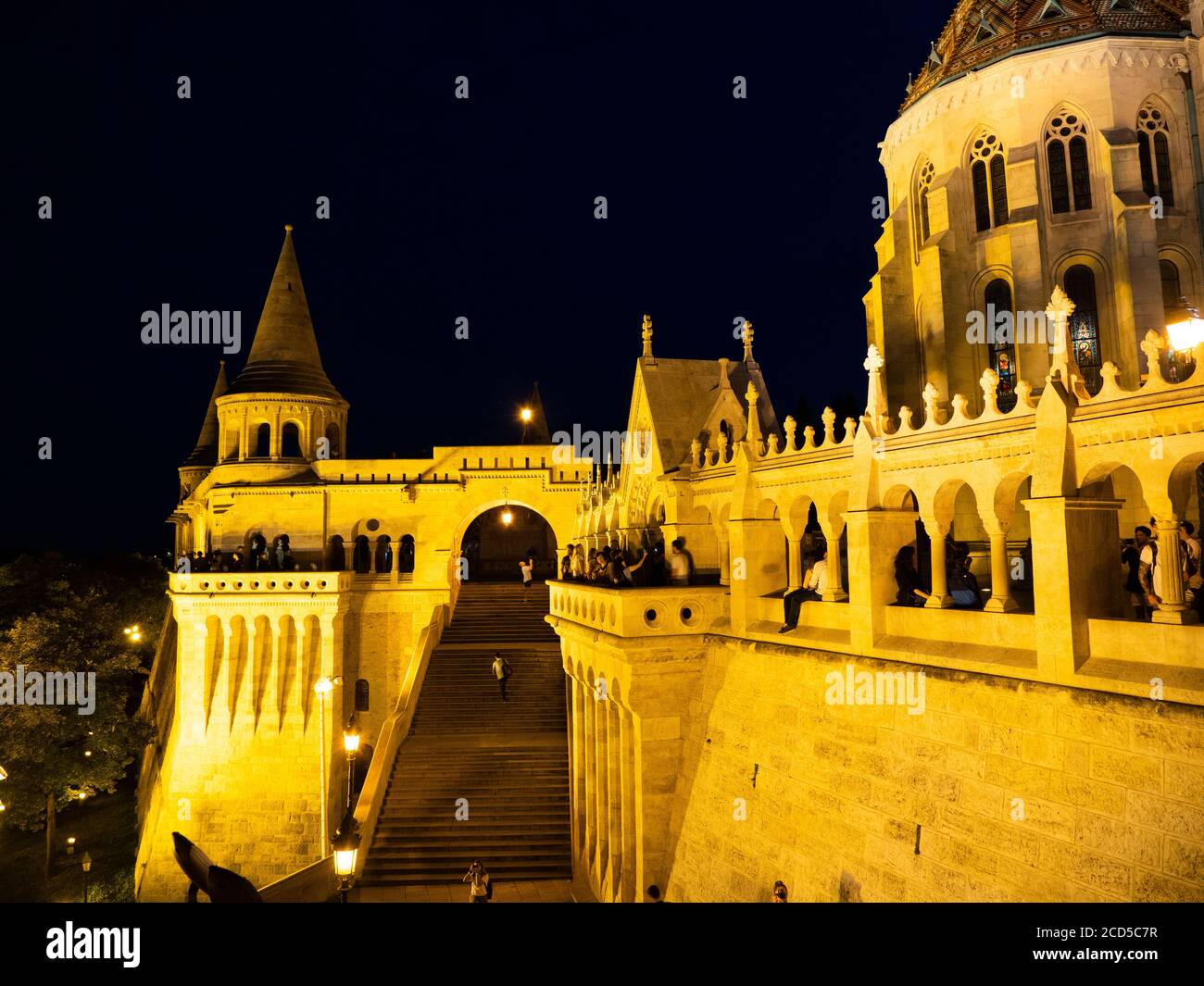 Blick auf Fischerbastei bei Nacht, Buda, Budapest, Ungarn Stockfoto