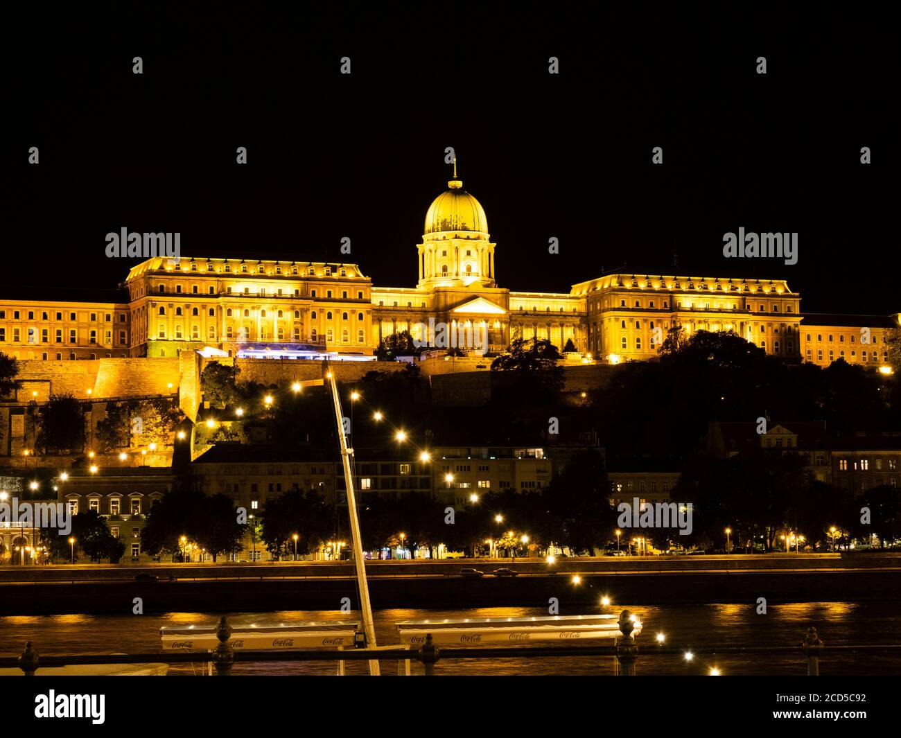 Blick auf den Königspalast bei Nacht, Budapest, Ungarn Stockfoto