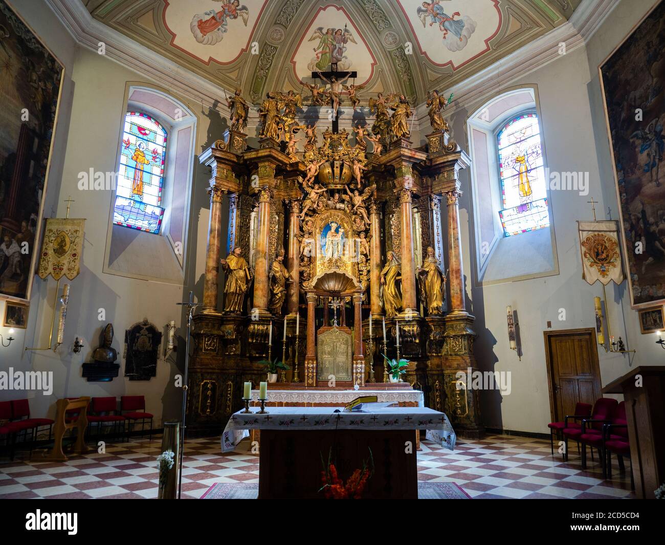 Ansicht des Altars des Aufstands der Kirche des Heiligen Kreuzes, Osijek, Kroatien Stockfoto