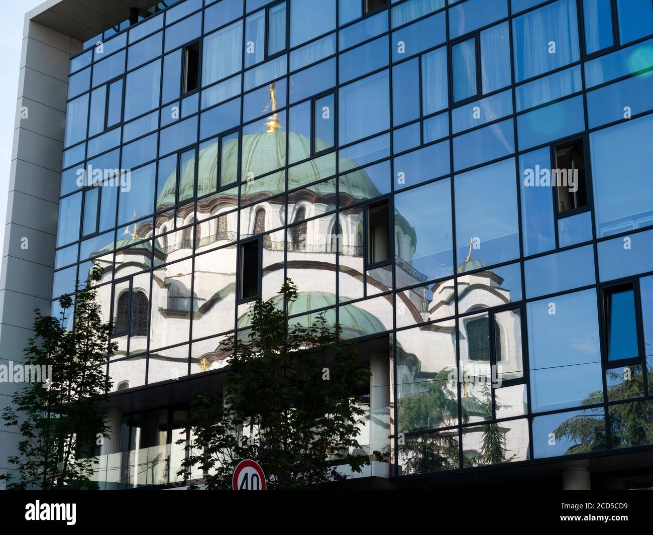 Außenansicht der Kirche St. Sava spiegelt sich in einem modernen Gebäude, Belgrad, Serbien Stockfoto