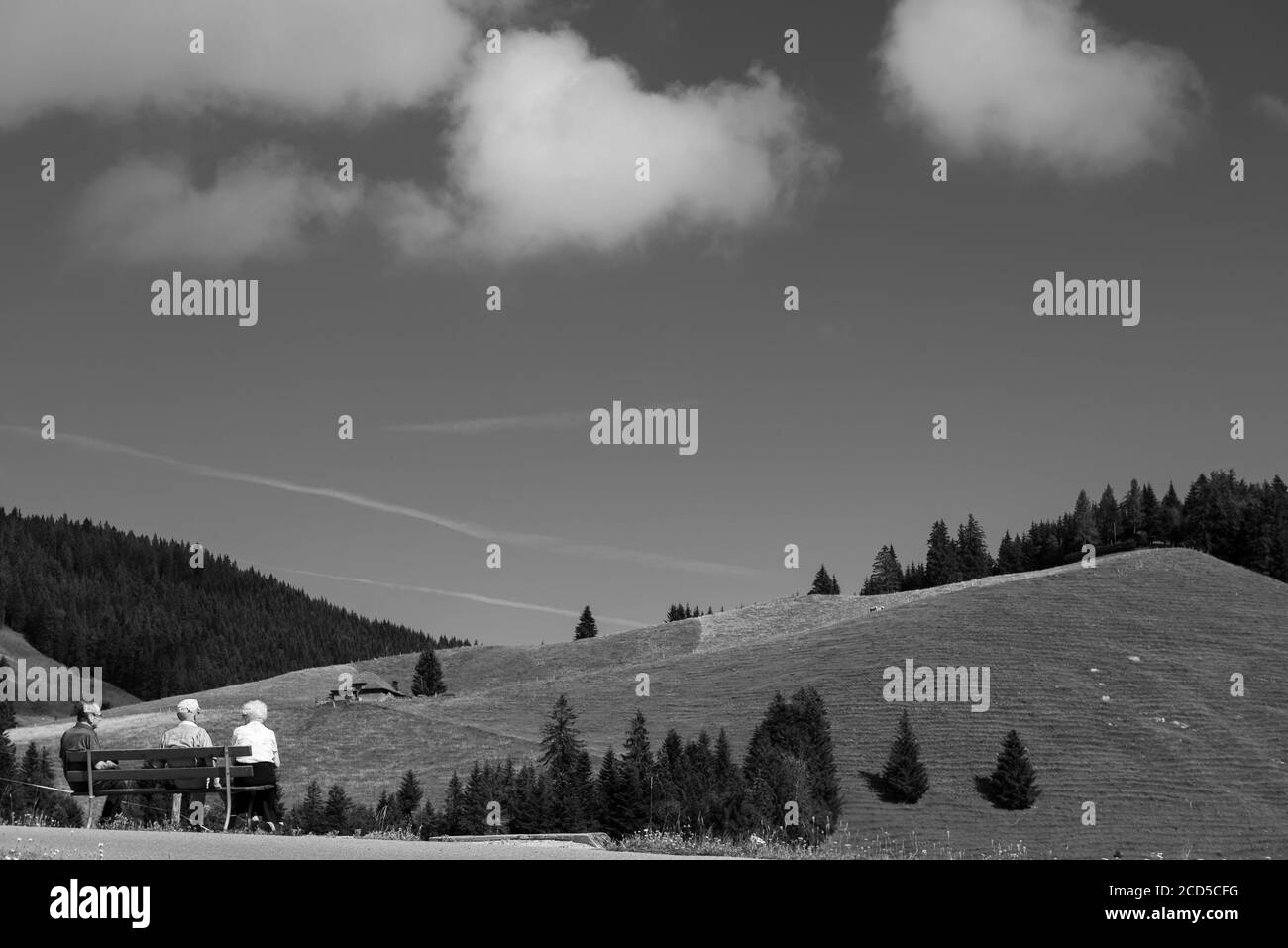 Ältere Menschen auf einer Bank in Moléson-sur-Gruyères, Schweiz Stockfoto