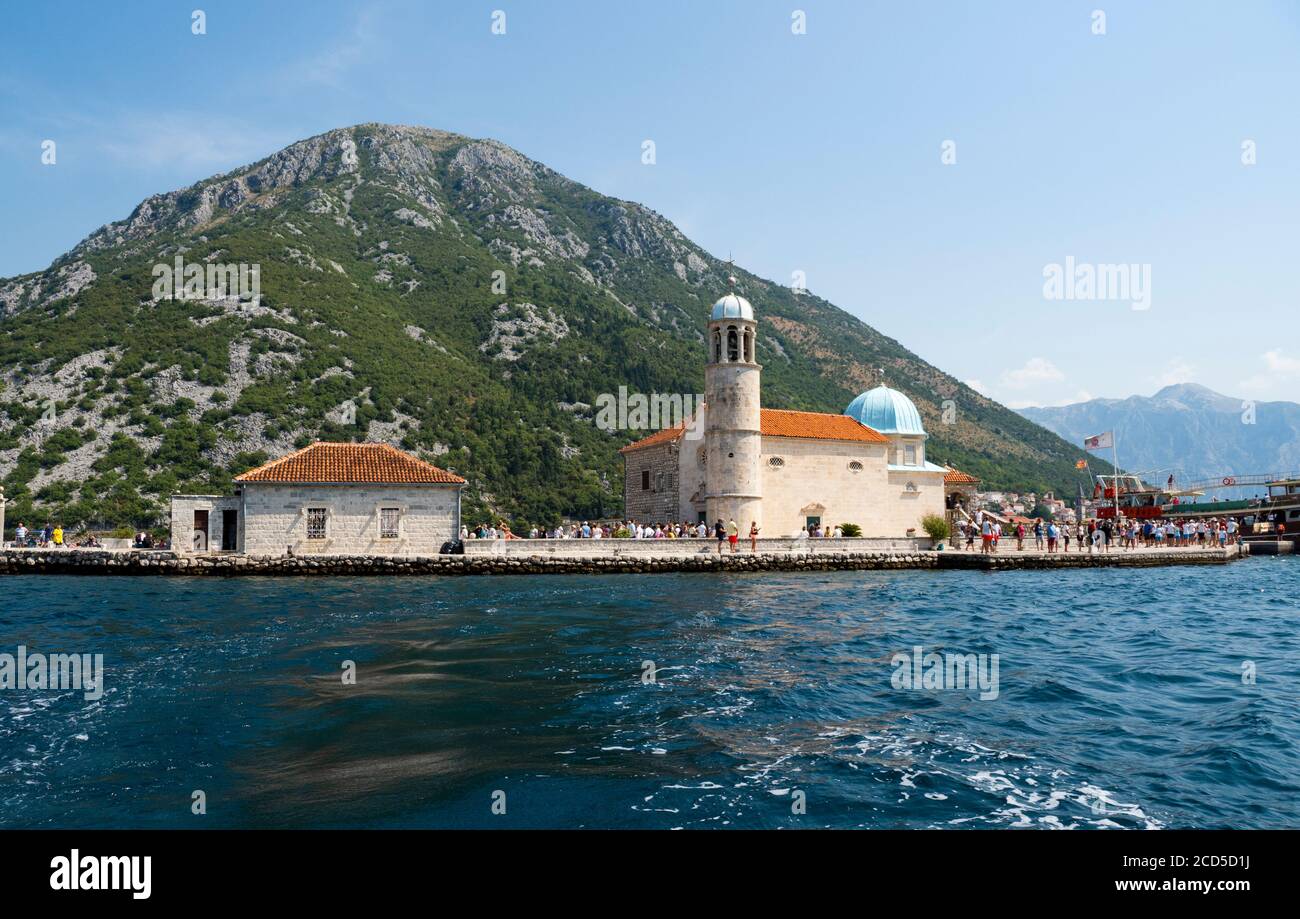 Touristen besuchen von Menschen gemachte Insel, Unsere Liebe Frau von den Felsen, Perast, Bucht von Kotor, Montenegro Stockfoto