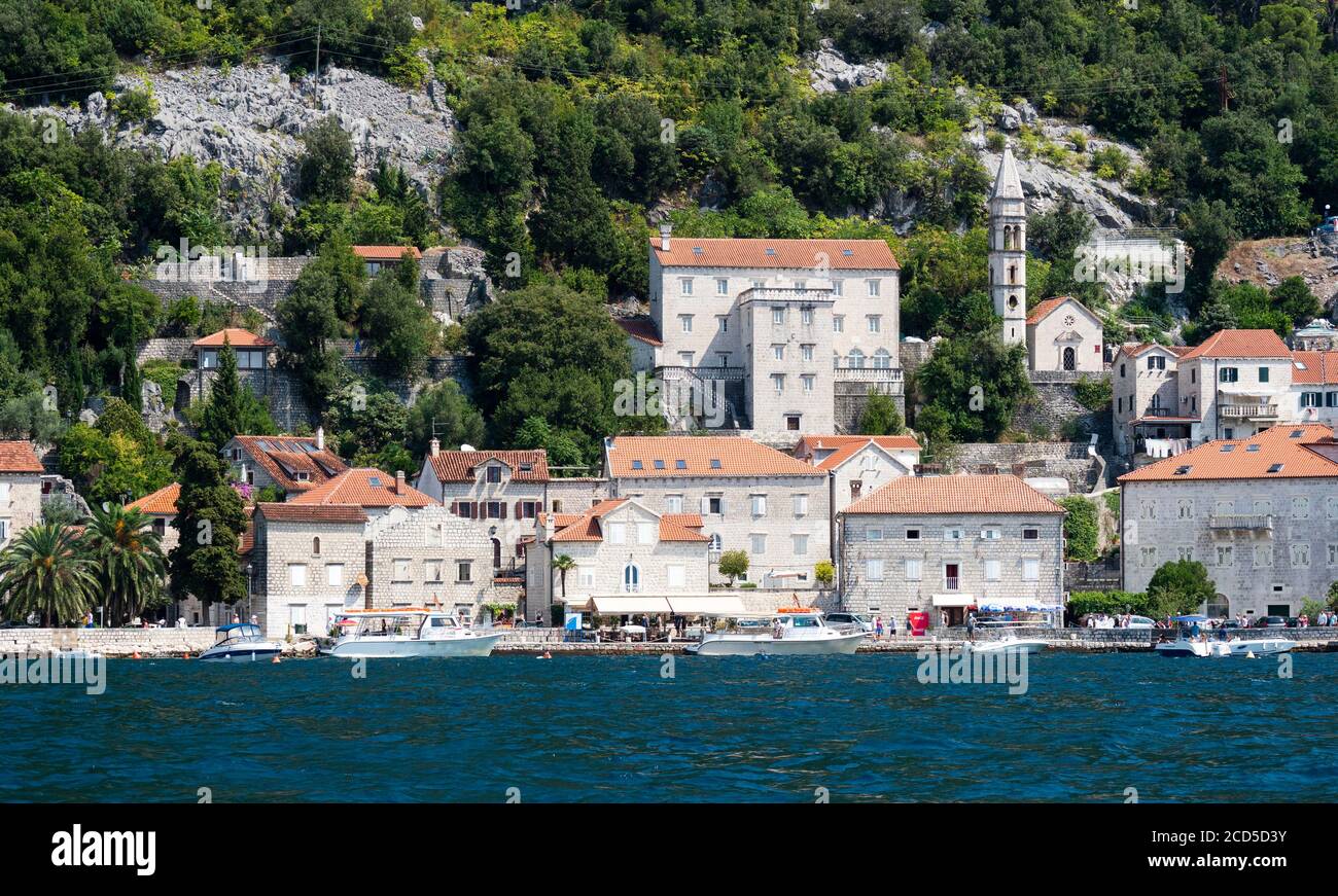 Gebäude am Ufer der Bucht von Kotor, Perast, Montenegro Stockfoto