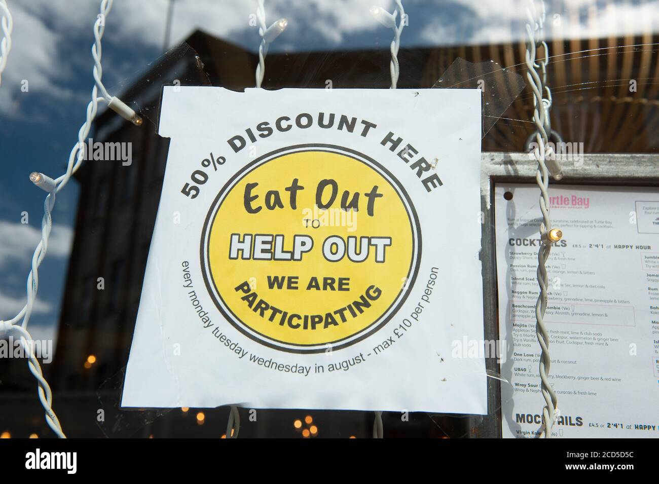 Staines-upon-Thames, Surrey, Großbritannien. August 2020. Ein „Eat Out to Help Out“-Schild in einem Restaurantfenster. Einige Restaurants fordern die Regierung auf, die Regelung zu erweitern. Quelle: Maureen McLean/Alamy Stockfoto